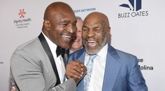 Evander Holyfield aj Mike Tyson ohlásili návrat do ringu. Dočkáme sa vzájomného súboja?
