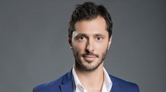 Deák strieda jednu ženu za druhou. Po romantikoch hrá konečne hajzlíka