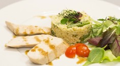 RECEPT NA DNES: Grilované kuracie prsia na špargľovom rizote s parmezánom