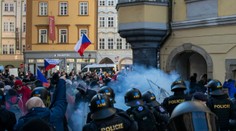 V Prahe protestovali proti opatreniam. Policajti museli použiť aj rozbušky