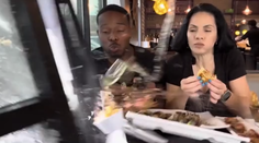 VIDEO: Blažené výrazy pri ochutnávke sa zmenili na šok. Foodblogerov v reštaurácii zmietlo auto