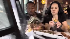 VIDEO: Blažené výrazy pri ochutnávke sa zmenili na šok. Foodblogerov v reštaurácii zmietlo auto