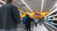 Supermarkety nás nútia veľa utrácať: Využívajú 13 prefíkaných trikov