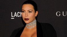 Kim Kardashian s veľkým bruchom prišla na akciu polonahá
