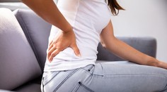 Jarné upratovanie môže skončiť bolesťou chrbta. Fyzioterapeutka radí, ako sa jej vyhnúť