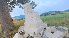 FOTO: Príroda ukázala svoju silu. V Kluknave blesk zničil len nedávno opravený travertínový kríž