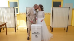 Predsvadobný bozk nad volebnou urnou. Mladý pár z Komárna si našiel čas aj počas ich veľkého dňa