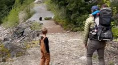 VIDEO: Rodinu s malými deťmi prenasledoval v Kanade medveď. V pätách im bol viac ako kilometer
