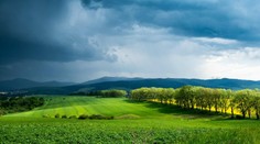 Stále platí výstraha pred silnými búrkami, ale týka sa už len východu