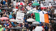 Desaťtisíce ľudí protestovali v uliciach Dublinu proti poplatkom za vodu