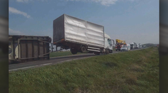 Silný vietor na Záhorí odfukoval autá z ciest a zhadzoval stromy