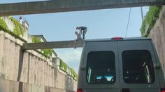 Muž oddychoval na nebezpečnom mieste. Policajtovi, ktorý mu pomáhal, ešte aj vynadal