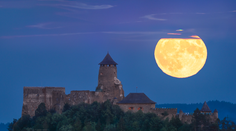 Veľká pocta: Fotka supersplnu za Ľubovnianskym hradom sa stala snímkou dňa NASA