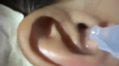 Muž sa prebudil so zvláštnym pocitom. Toto mu vyliezlo z ucha