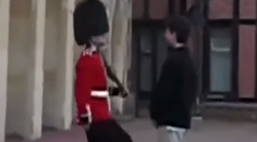 Chcel rozosmiať strážnika. Potom skoro pustil do gatí