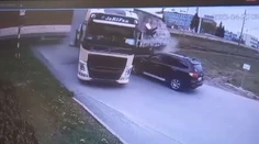 VIDEO: Moment, kedy sa vlak zrazil s kamiónom. Stačili sekundy a mohlo sa stať to najhoršie