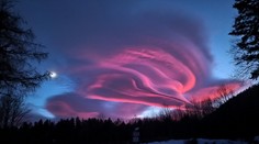 FOTO: Fascinujúca obloha. Západ slnka priniesol nad Slovensko neobyčajné oblaky