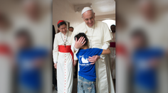 Pred desiatimi rokmi obleteli svet zábery, ako malý chlapec objíma pápeža. Ako si na tento moment spomína dnes?