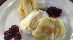 RECEPT NA DNES: Mätová palacinka s púpavovou smotanou a horkými višňami