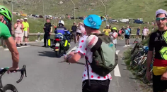 Sagan si aj počas najťažšej etapy našiel čas na fanúšika. Ten od radosti skoro vyskočil z kože