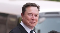 Musk sa stal prvým človekom s majetkom prevyšujúcim bilión dolárov, teda tisíc miliárd