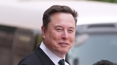 Musk sa stal prvým človekom s majetkom prevyšujúcim bilión dolárov, teda tisíc miliárd