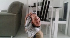 Svet vidí celý život hore nohami. Ale aj tak sa mu páči