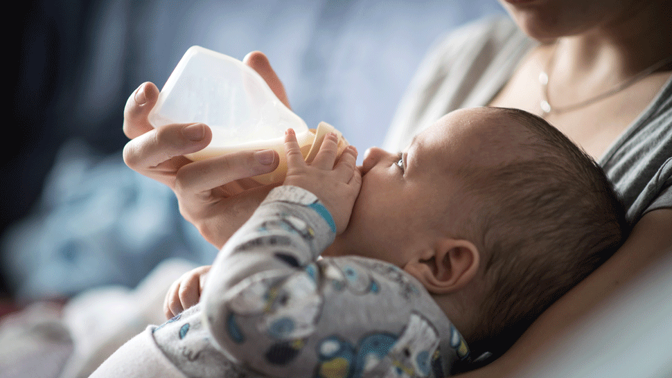 Nová štúdia mamičky nepoteší. Detské fľašky vypúšťajú do mlieka mikroplasty