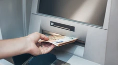 Nemilé prekvapenie pre klientov jednej z bánk. Z účtu im odrazu zmizli stovky eur, malo ísť o platby v potravinách