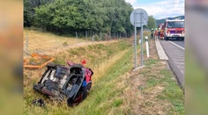 Vodič na R1 zaspal za volantom. Auto skončilo na streche, zasahoval vrtuľník