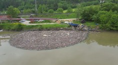 Priehrada Ružín sa topí v odpade. Prívalové dažde naplavili tony smetí z nelegálnych osád