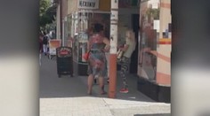 Podvodníčky na ulici strkajú do tašiek voňavky a vyťahujú peňaženky. Zachytili ich na video