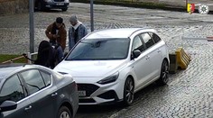 VIDEO: Muži nemali hanby. Zlodeji vykradli kočík priamo pred očami matky, všetko je na kamere