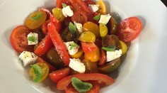 Šalát z rôznych druhov paradajok a jemného kozieho syra s bazalkou