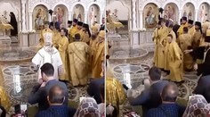 Patriarchu Kirilla zradila svätená voda. Nepríjemný pád na mramorovej podlahe zachytila kamera