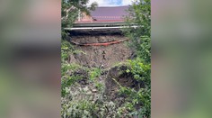 FOTO: Odtrhlo im breh pri ceste prvej triedy. V obci na Orave majú mimoriadnu situáciu