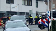 Rukojemnícka dráma sa v Holandsku skončila. Útočník vyšiel z kaviarne s rukami nad hlavou