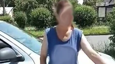 Opitá matka s kočíkom vydesila aj policajtov. Poslali ju po jedlo pre dieťa, ona išla zase piť