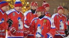 Putin si po boku hokejových legiend zahral exhibíciu. Vraj sa každý rok zlepšuje