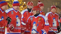 Putin si po boku hokejových legiend zahral exhibíciu. Vraj sa každý rok zlepšuje