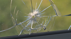 Strach v Petržalke. Minimálne tri rodiny riešia prestrelené okná a nikto nevie, kto strieľal