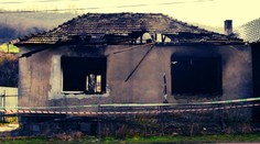 Dom sa za pár chvíľ premenil na ruinu. Polícia pre požiar domu v Hodejove začala trestné stíhanie