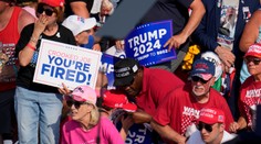 Svedkovia opisujú chvíle hrôzy: Muž sa plazil po streche budovy a mal pušku