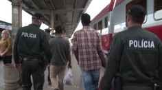V Komárne chytili ďalšiu dodávku s 20 migrantmi