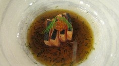 Lososové sashimi s kôprovým ponzu a zaúdeným lososovým kaviárom