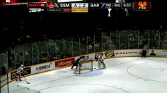 VIDEO: Brankár spanikáril a vyrobil nevídaný kiks