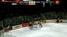 VIDEO: Brankár spanikáril a vyrobil nevídaný kiks