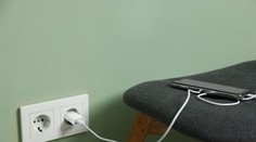 Nabíjanie mobilu môže byť smrteľne nebezpečné. Týchto chýb sa dopúšťajú mnohí Slováci