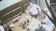 Karta sa obrátila. Policajtovi, ktorý sa postaral o nahrávky z poľovníckej chaty, hrozí väzenie
