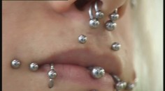 Spôsobiť môžu vážne zdravotné problémy. Piercing a tetovanie si dávajú už aj tínedžeri, rodičia chcú zmenu zákona